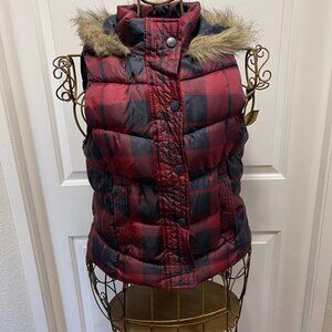 Arizona hooded puffy vest in plaid with faux fur trim size M.